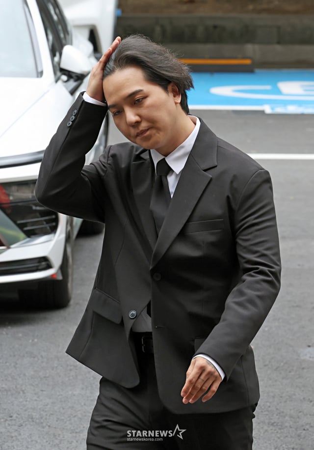 [서울=뉴시스] 김금보 기자 = 병역법 위반으로 1심에서 징역 1년 6개월을 구형 받은 그룹 '위너' 송민호가 14일 오후 서울 마포구 서울서부지방법원에서 열린 당시 복무 관리 책임자인 A씨에 대한 공판에 증인 출석을 하고 있다. 2026.07.14. kgb@newsis.com /사진=김금보