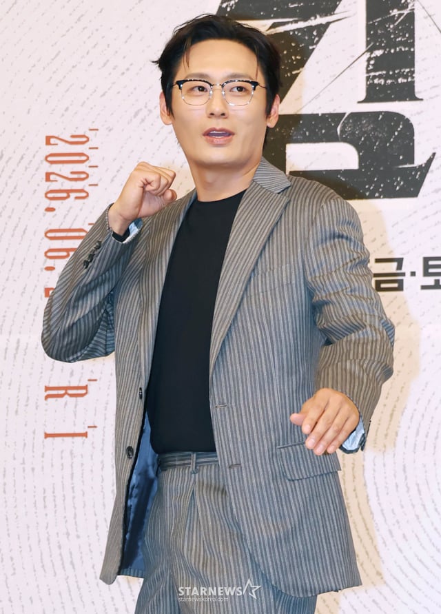 배우 최대훈이 서울 양천구 목동 SBS에서 진행된 금토드라마 ‘김부장’ 제작발표회에 참석해 포즈를 취하고 있다. /2026.06.25 /사진=이동훈 photoguy@