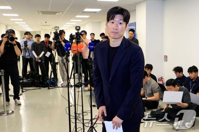 지난 13일 브리핑 후 돌아서는 박지성 K-축구혁신위원회 공동위원장. /사진=뉴스1