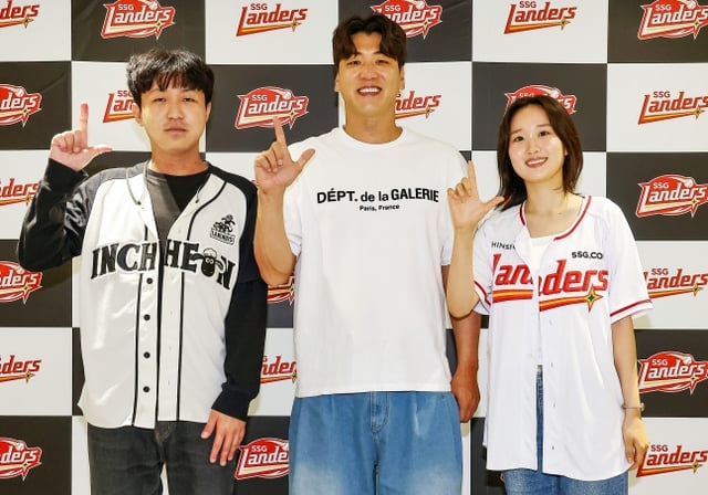 왼쪽부터 SSG 팬 최현묵 씨(왼쪽)와 김광현, 박주영 씨. /사진=SSG 랜더스 제공