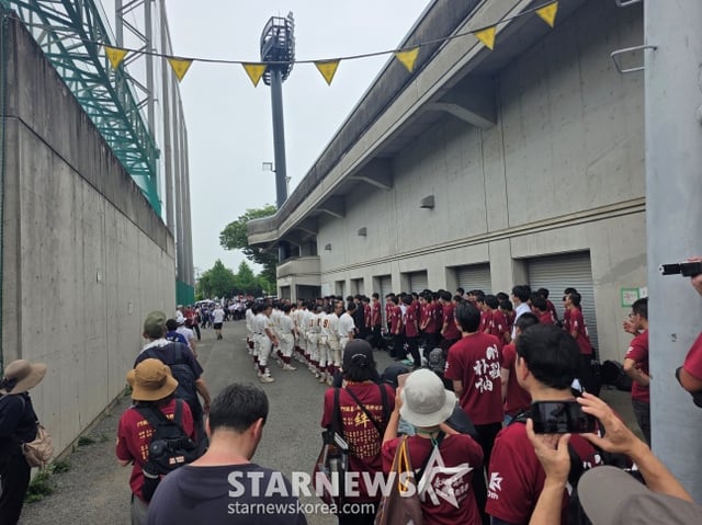 카스카베 고교 야구부원(흰색 유니폼)들이 지난 12일 일본 사이타마현 사이타마시 오미야공원 야구장에서 열린 '제108회 고시엔 2차전 승리 후 응원단에게 직접 감사 인사를 전하고 있다. /사진=김동윤 기자 