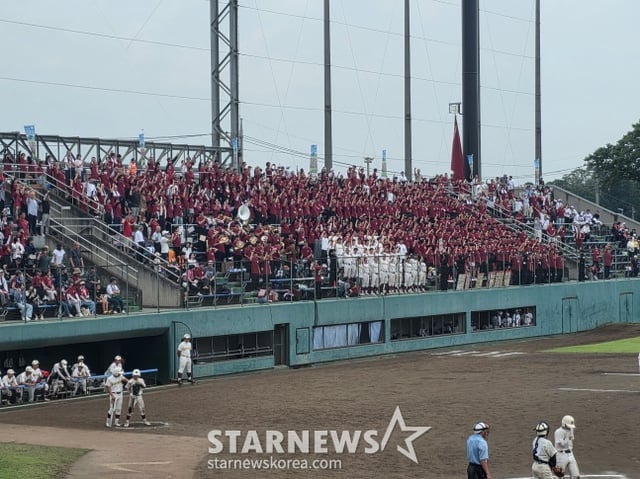 카스카베 고교 응원단이 12일 일본 사이타마현 사이타마시 오미야공원 야구장에서 열린 '제108회 고시엔 사이타마현 지역예선 2차전 치치부 고교와 경기에서 응원하고 있다. /사진=김동윤 기자 
