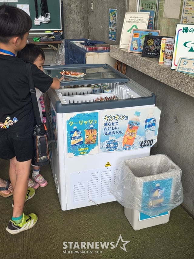 Các em nhỏ Nhật Bản đang mua nước đá tại sân vận động Omiya Park ở thành phố Saitama, tỉnh Saitama, Nhật Bản vào ngày 12 trong trận đấu vòng 2 của vòng loại khu vực Saitama lần thứ 108 Koshien. /Ảnh=phóng viên Kim Dong-yoon