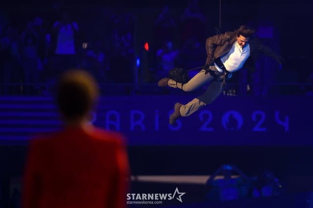 Tom Cruise performing a mid-air drop at the Paris Olympics / Photo=AFPBBNews=NEWS1=StarNews