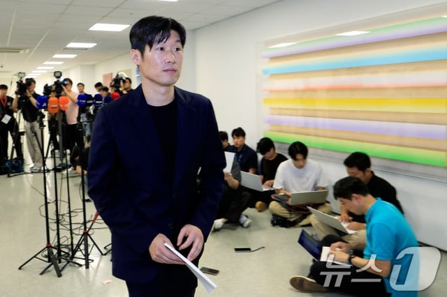 박지성 K-축구혁신위원회 위원장이 지난 13일 서울시 종로구 국립현대미술관에서 열린 K-축구 혁신위원회 2차 회의 브리핑을 마친 뒤 다시 회의장으로 향하고 있다. /사진=뉴스1