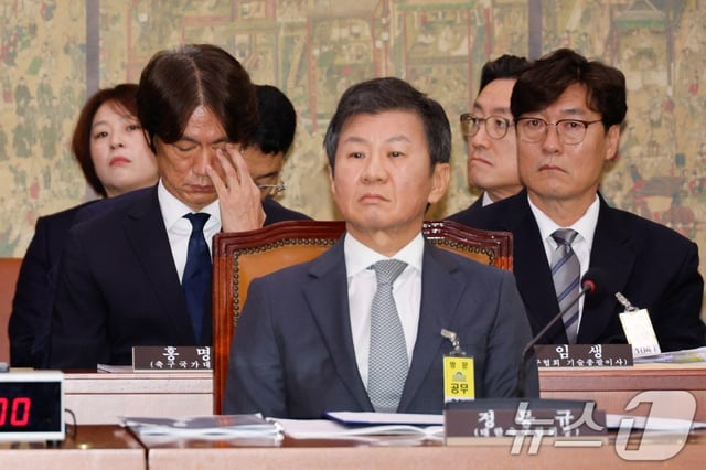 지난 2024년 9월 국회 문화체육관광위원회의 현안 질의에 참석한 홍명보(왼쪽부터) 감독과 정몽규 회장, 이임생 기술총괄이사. /사진=뉴스1
