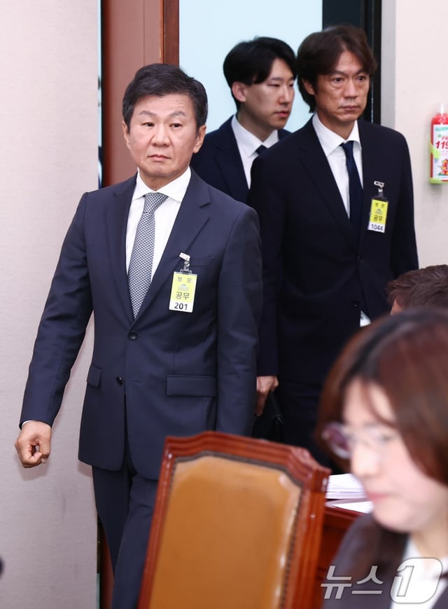  정몽규 대한축구협회장과 홍명보 남자 축구대표팀 감독이 지난 2024년 9월 서울 여의도 국회 문화체육관광위원회에서 열린 대한축구협회 등에 대한 현안질의에 출석하고 있다. /사진=뉴스1