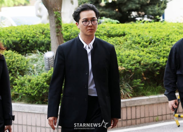 병역법 위반 혐의를 받고 있는 전 위너 출신 송민호가 4월 21일 마포구 서울서부지방법원에서 열린 첫 공판 기일에 출석하고 있다. /2026.04.21 /사진=김휘선 hwijpg@