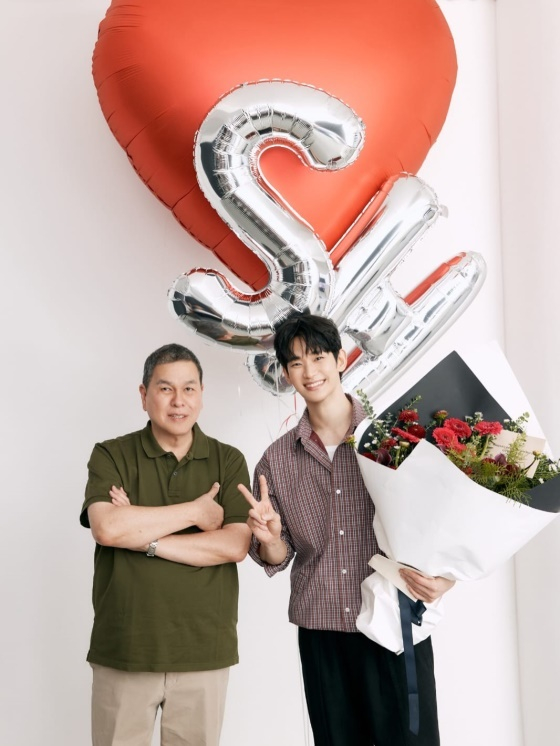 벤치 회장, 김수현(오른쪽)/사진=벤치 회장 SNS
