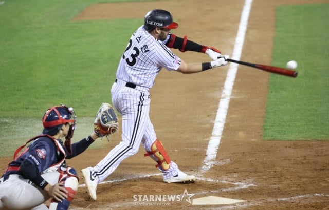 Austin at bat. /Photo=StarNews