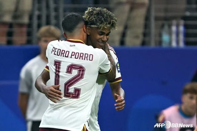 Lamine Yamal (derecha) y Pedro Porro de España celebran en la semifinal de la Copa Mundial de la FIFA Norteamérica 2026 contra Francia, disputada el pasado día 15 (hora coreana) en el estadio de Dallas, Texas, Estados Unidos. Yamal logró un penalti que derivó en gol, mientras que Porro marcó el gol definitivo para confirmar la victoria por 2-0. /AFPBBNews=NEWS1
