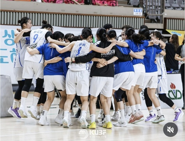喜ぶ檀国(タングク)大学の選手たち。 /写真=韓国大学バスケットボール連盟SNS