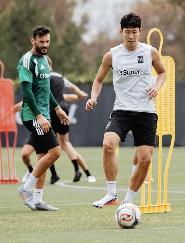 Son Heung-min (right) focusing on training. /Photo=LAFC SNS