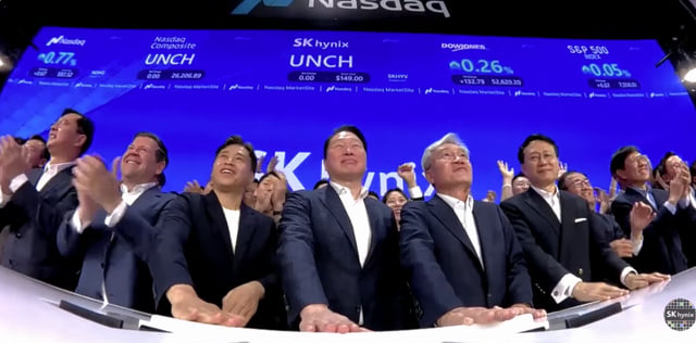 최태원 SK그룹 회장을 비롯한 임직원들이 지난 10일 미국 나스닥 ADR 상장 세리머니를 하고 있다. (SK하이닉스 유튜브 캡쳐)/사진제공=뉴스1   