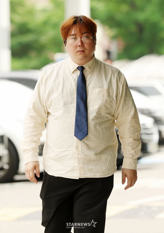 강제추행 혐의로 재판에 넘겨진 작곡가 겸 방송인 유재환이 16일 서울 남부지방법원에서 열린 항소심 선고기일에 참석해 재판을 마친 뒤 나서고 있다. 이날 재판부는 원심 판단이 정당하다고 보고 검찰과 유재환의 항소를 기각했다. /2026.07.16 /사진=김휘선 hwijpg@