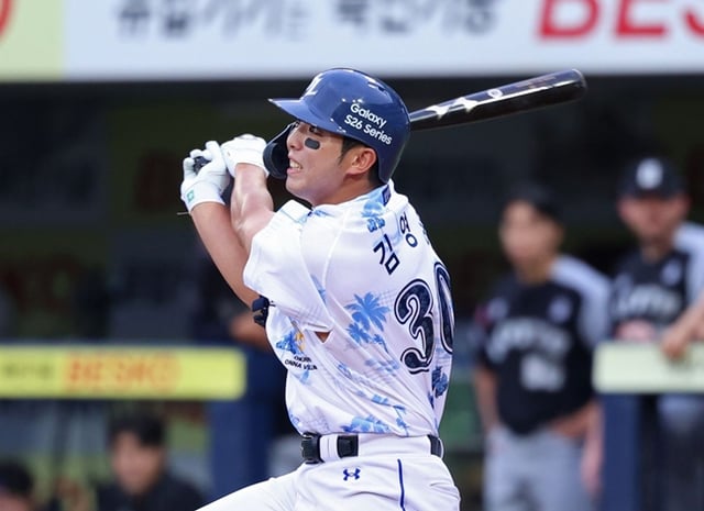 Kim Young-woong watches his hit after batting. /Photo=Samsung Lions