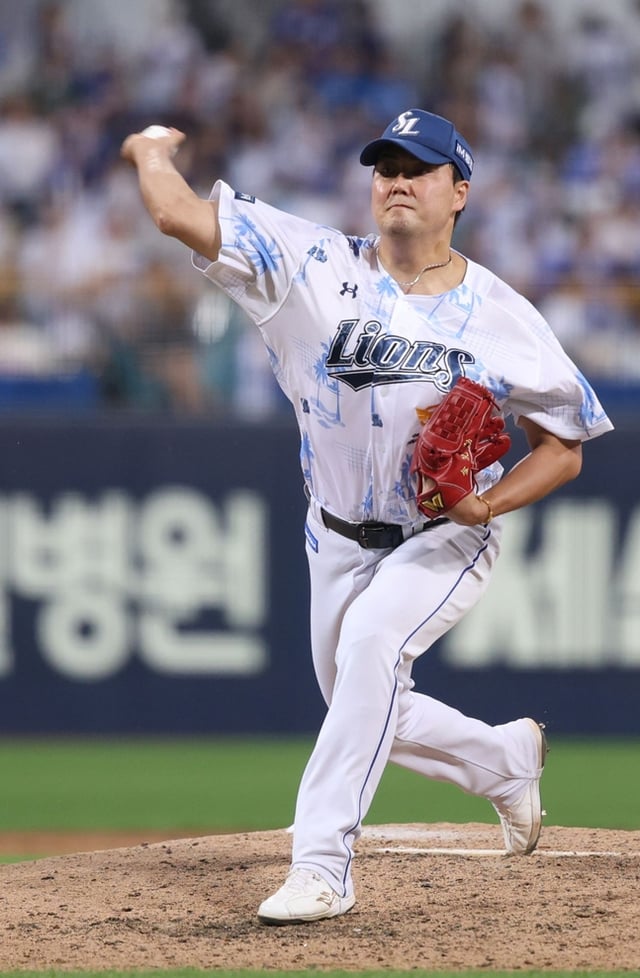 Kim Tae-hoon holds Lotte scoreless in the top of the eighth. /Photo=Samsung Lions