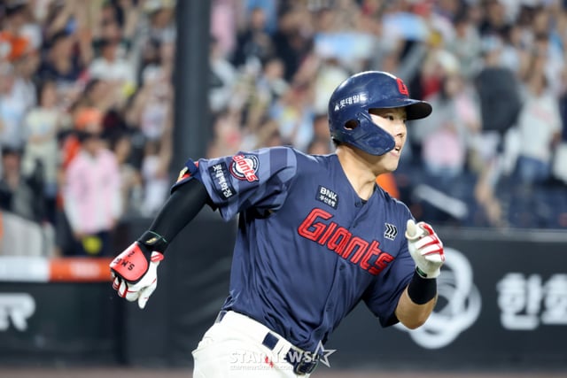 Lotte's leadoff hitter Go Seung-min reached base with a hit in the top of the seventh inning with one out and a runner on first during the 2026 KBO League match between Hanwha Eagles and Lotte Giants held on the 19th at Daejeon Hanwha Life Ballpark. 2026.05.19. /Photo=Senior reporter Kang Young-jo cameratalks@