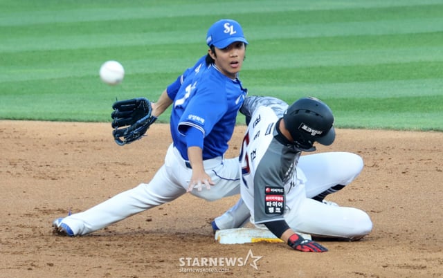 Shortstop Samsung Lee Jae-hyun đang ghi bàn tại chốt 1 sau khi ném bóng đến chốt 1 khi Choi Won-jun của đội khách ở vị trí 1 sao, 1 và 3 lũy trong hiệp 2 trận đấu Samsung Lions và KT Wiz của 2026KBO League diễn ra tại SuwonKT Wiz Park vào ngày 10. 2026.06.10. /ảnh=phóng viên cao cấp Kang Young-jo cameratalks@