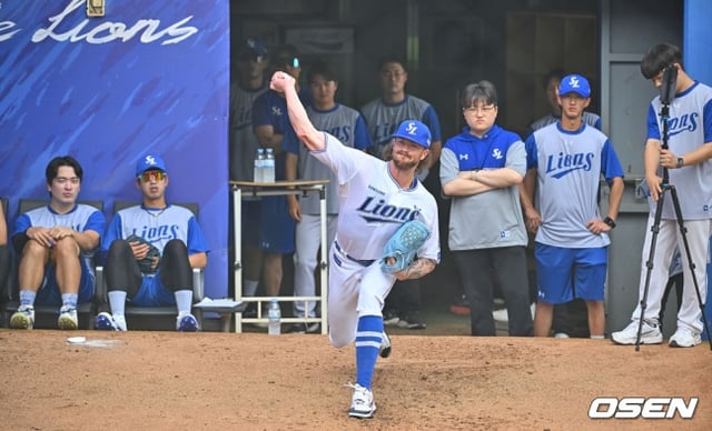 Fedde đang ném bóng bullpen vào ngày 16.