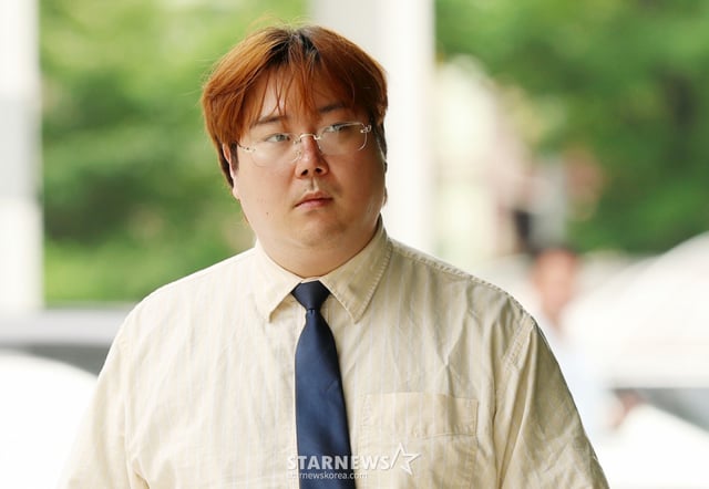 Yoo Jae-hwan, a composer and broadcaster facing charges of forced molestation, is seen leaving after attending the appeal trial sentencing session held at Seoul Southern District Court on the 16th. On this day, the court upheld the original verdict, rejecting the appeals filed by the Prosecution Service and Yoo Jae-hwan. /2026.07.16 /Photo=Kim Hwi-seon hwijpg@