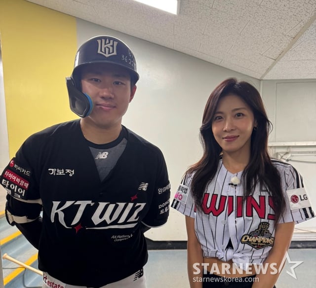 Choi Won-jun (izquierda) de KT posó con la actriz Ha Ji-won antes del partido contra LG el día 16. /foto=proporcionado por el propio Choi Won-jun