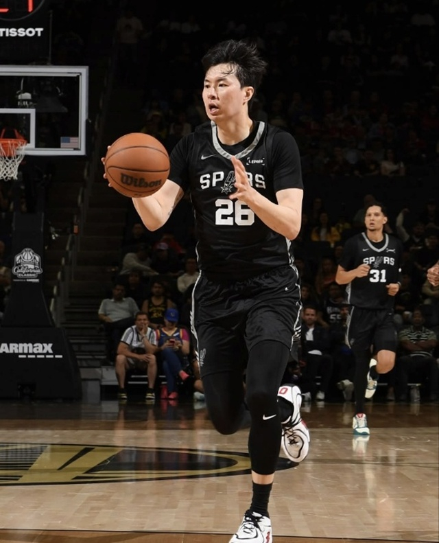 全神贯注比赛的李贤重。/照片=NBA 韩国 SNS