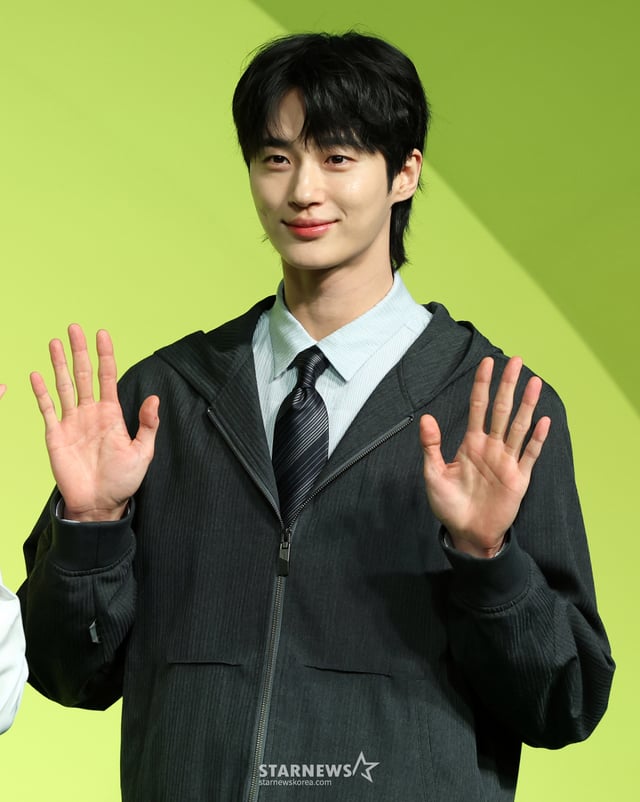 (Seoul=NEWS1) Reporter Kim Jin-hwan = Actor Byun Woo-seok attended the production announcement for Netflix's new variety program "Yoo Jae-suk Camp" held at the JW Dongdaemun Marriott Hotel in Jongno-gu, Seoul, on the morning of the 19th, posing for photos. "Yoo Jae-suk Camp" is a group camp variety show where rookie camp leader Yoo Jae-suk and unpredictable staff members Lee Kwang-soo, Byun Woo-seok, and Ji Ye-eun interact with guests by chatting, playing, and joking to complete an escape from daily life. The program will be released on the 26th. 2026.5.19/NEWS1 Copyright © NEWS1. All rights reserved. Unauthorized reproduction, redistribution, or use for AI learning is prohibited. /Photo=NEWS1) Reporter Kim Jin-hwan