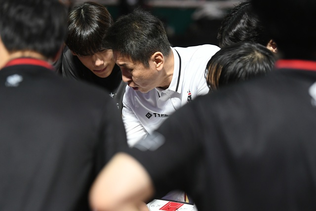Coach Kim Sang-sik (center). /Photo=KBL provided