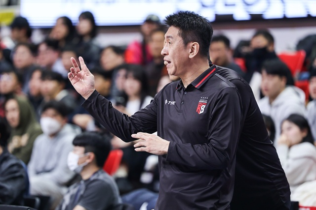 Coach Kim Sang-sik during his time at Anyang Jung Kwan Jang. /Photo=KBL provided