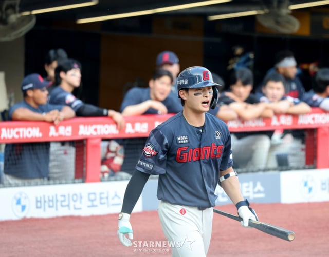 롯데 윤동희가 지난 6월 17일 인천SSG랜더스필드에서 열리는 2026KBO리그 SSG랜더스와 롯데자이언츠 경기 1회초 타석으로 향하고 있다.   2026.06.17. /사진=강영조 cameratalks@