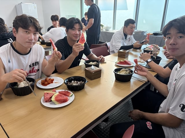 Min Sung-woo (from left), Kim Soo-in, and Noh Kang-min enjoying watermelon. /Photo=Ulsan Whales