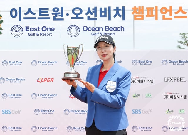 트로피를 들고 기념 촬영을 하는 배경은 프로. /사진=KLPGA