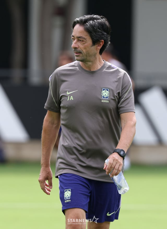 대한민국 축구 국가대표팀이 2026 북중미월드컵을 닷새 앞두고 지난 6월 6일 멕시코 과달라하라 치바스 베르데바예에서 첫 훈련을 진행했다. 아로소 코치가 선수들의 훈련을 지켜보고 있다. /사진=김진경 대기자