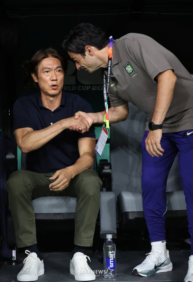 2026 북중미월드컵 A조 예선 대한민국-체코전이 지난 6월 12일(한국 시간) 멕시코 과달라하라 에스타디오 아크론에서 열렸다. 홍명보 감독이 벤치에 착석한 후 아로소코치와 악수하고 있다. /사진=김진경 대기자