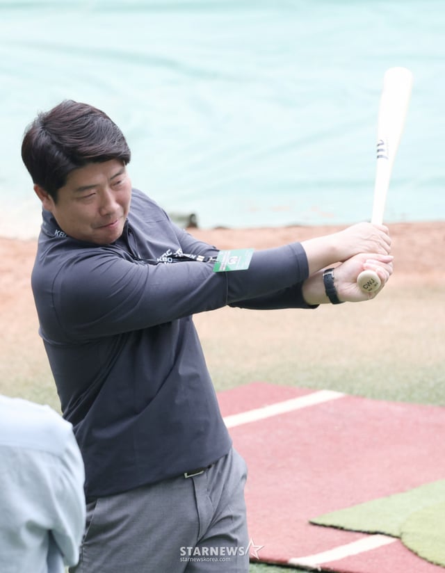 지난 5월 27일 선수들과 인터뷰하던 박재홍 해설위원이 KT 최원준이의 배트로 타격 포즈를 취하고 있다. /사진=김진경 kim.jinkyung@