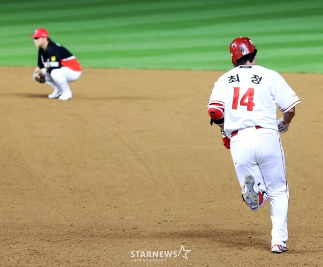 Choi Jeong corre por el campo después de conectar un jonrón en la parte baja del quinto inning contra KIA el día 16. /Foto=reportero sénior Kang Young-jo