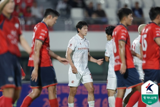 Baek Dong-gyu (en el centro), defensa de BucheonFC que marcó en el último partido ante Kim Cheon (SVP). /Foto=Federación Coreana de Fútbol Profesional