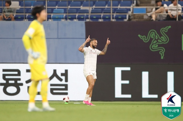 Gabriel, delantero de BucheonFC (a la derecha). /Foto=Federación Coreana de Fútbol Profesional