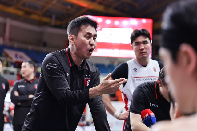 Kim Sang-sik during his tenure at Anyang Jung Kwan Jang (left). /Photo=KBL provided