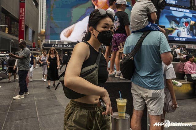 마스크를 쓰고 활동하는 뉴욕 시민. /AFPBBNews=뉴스1