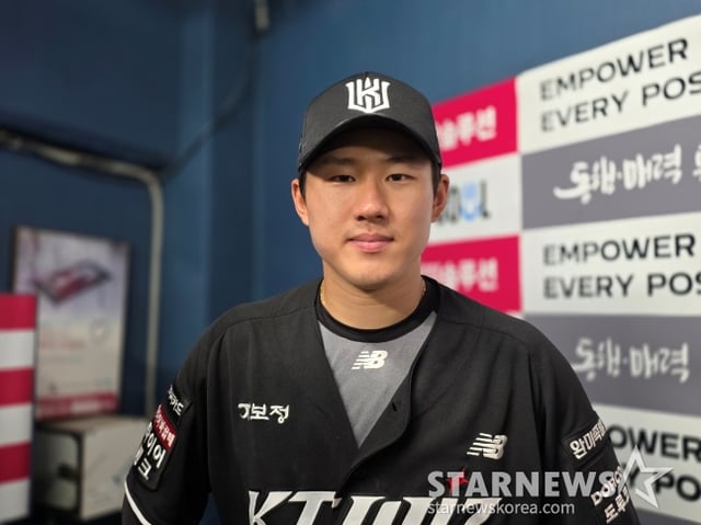 KT 최원준이 16일 잠실 LG전 승리를 이끌고 취재진과 인터뷰에 응했다. /사진=김동윤 기자