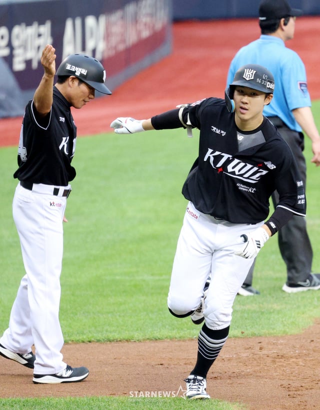 2026 신한 SOL KBO리그 LG 트윈스 대 KT 위즈 경기가 16일 서울 잠실야구장에서 열렸다. KT 최원준이 2회초 2사 1,3루에서 LG 선발 톨허스트를 상대로 역전 우월 3점 홈런을 닐리고 홈인하고 있다. /사진=김진경 대기자