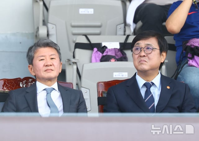 정몽규(왼쪽) 대한축구협회장과 최휘영 문화체육관광부 장관. /사진=뉴시스 제공