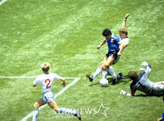 1986 월드컵 잉글랜드전에서 활약하는 디에고 마라도나(가운데). /로이터=뉴스1
