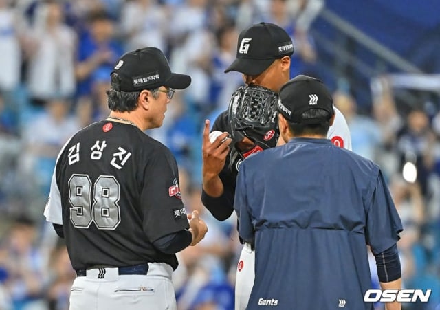 16일 삼성전 6회말 김상진 투수코치가 마운드에 올라오자 수 차례 고개를 흔든 로드리게스.