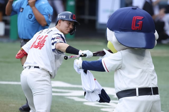チョ·ミンヨン(左)。 /写真=ロッテジャイアンツ