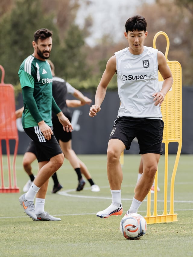 LAFCの公式練習に参加したソン·フンミン(右)を見つめるユゴー·ヨリス。 /写真=LAFC公式ソーシャル·ネットワーキング·サービス(SNS)