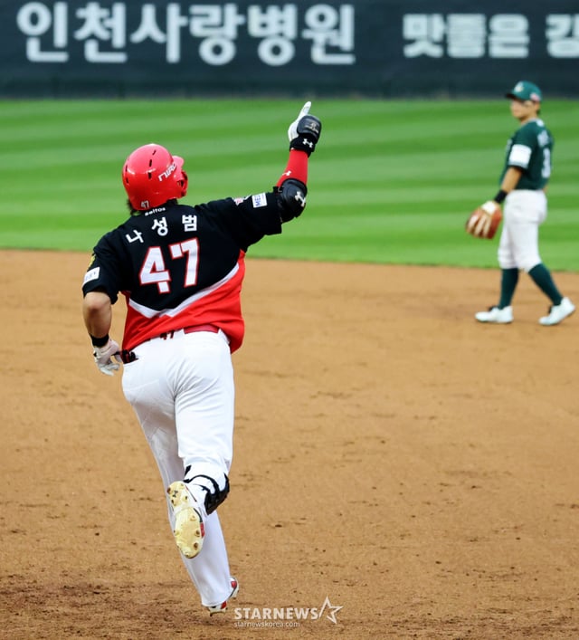KIA 타이거즈 나성범(왼쪽)이 17일 인천 SSG랜더스필드에서 열린 2026 신한 SOL KBO리그 SSG 랜더스와 방문경기에서 3회초 역전 스리런 홈런을 터뜨린 뒤 베이스를 돌고 있다. /사진=강영조 선임기자