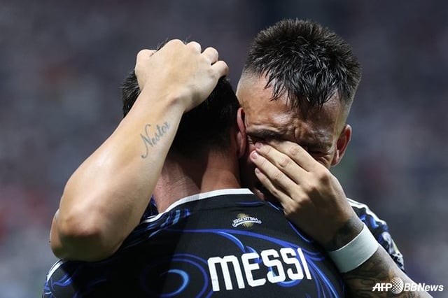 Lautaro Martínez abraza a Lionel Messi mientras llora. /AFPBBNews=NEWS1